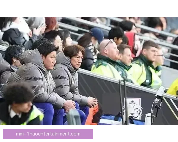 韩国男足主帅洪明甫遭遇球迷嘘声风波引发关注 18强赛初期选帅争议成焦点